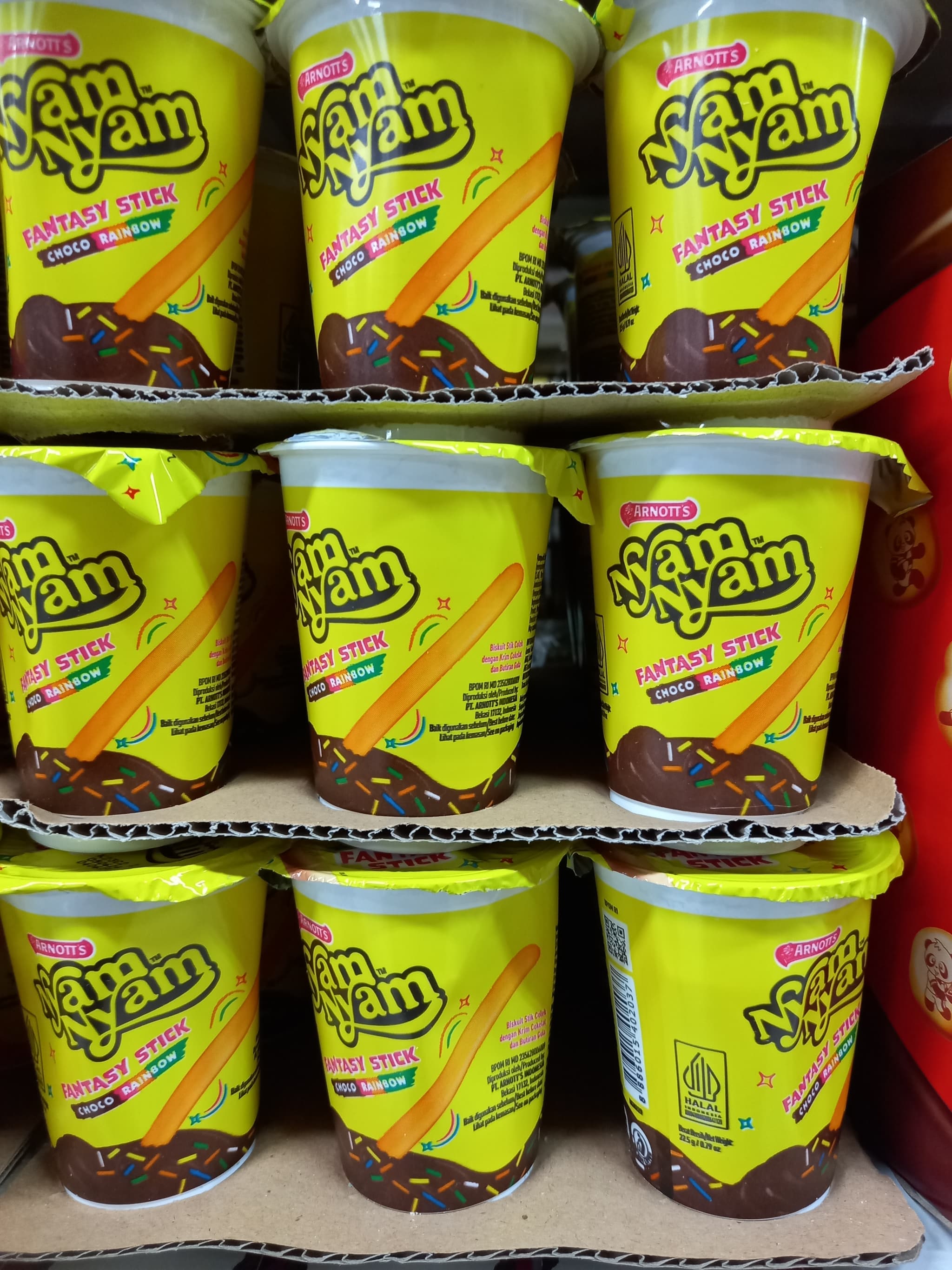 Arnott's Nyam Nyam Fantasy Stick Choco Rainbow 25g